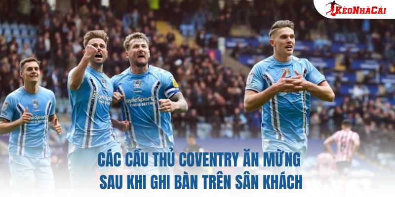 Các cầu thủ Coventry ăn mừng sau khi ghi bàn trên sân khách
