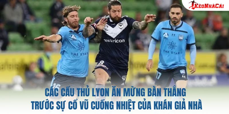 Các cầu thủ Lyon ăn mừng bàn thắng trước sự cổ vũ cuồng nhiệt của khán giả nhà