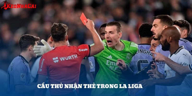 Cầu thủ Atletico nhận thẻ vàng trong trận derby Madrid – hình ảnh không xa lạ với fan La Liga.