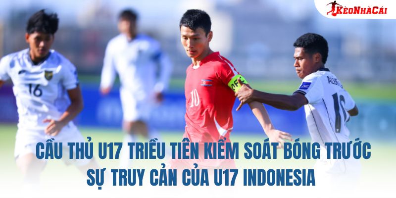 Cầu thủ U17 Triều Tiên kiểm soát bóng trước sự truy cản của U17 Indonesia