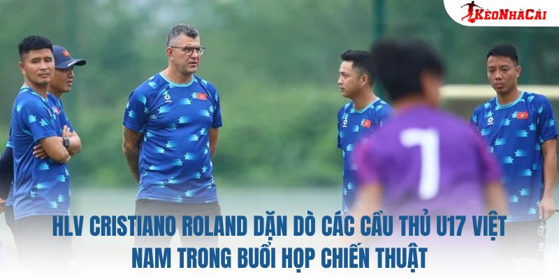 HLV Cristiano Roland dặn dò các cầu thủ U17 Việt Nam trong buổi họp chiến thuật