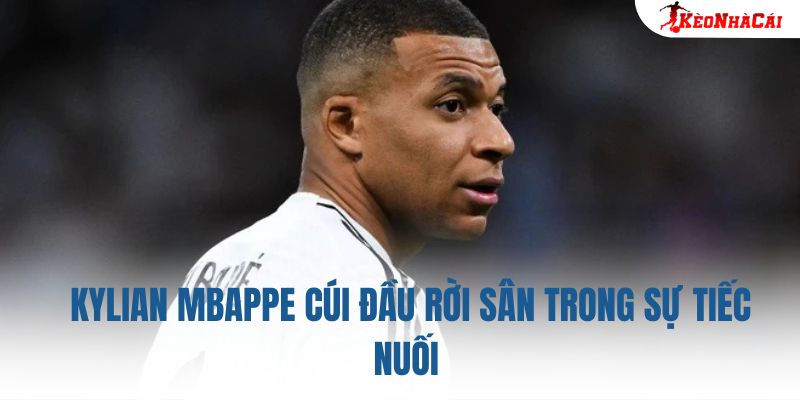 Kylian Mbappe cúi đầu rời sân trong sự tiếc nuối