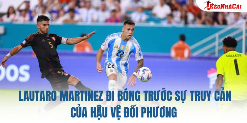 Lautaro Martinez đi bóng trước sự truy cản của hậu vệ đối phương