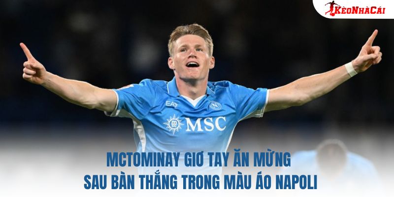 McTominay giơ tay ăn mừng sau bàn thắng trong màu áo Napoli