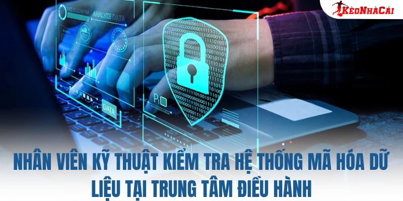 Nhân viên kỹ thuật kiểm tra hệ thống mã hóa dữ liệu tại trung tâm điều hành