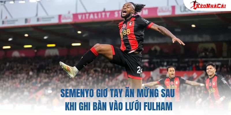 Semenyo giơ tay ăn mừng sau khi ghi bàn vào lưới Fulham