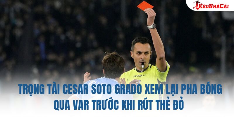 Trọng tài Cesar Soto Grado xem lại pha bóng qua VAR trước khi rút thẻ đỏ