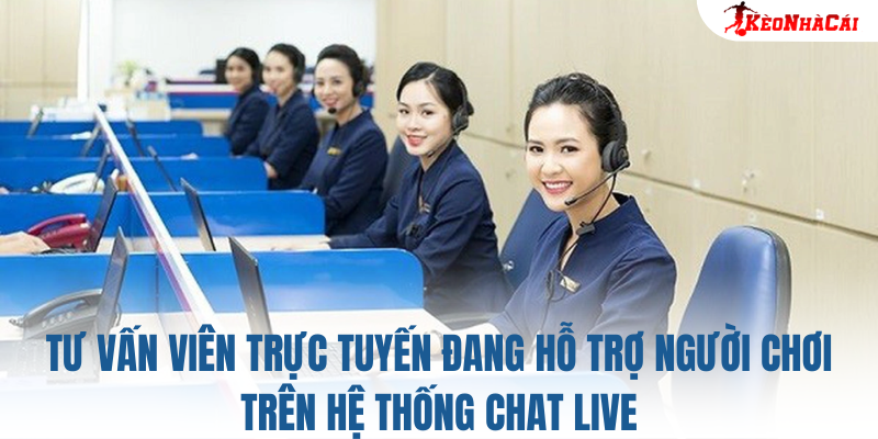 Tư vấn viên trực tuyến đang hỗ trợ người chơi trên hệ thống chat live