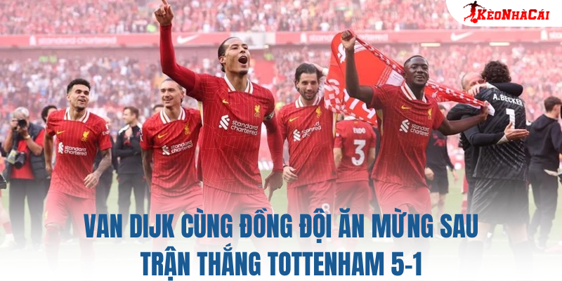Van Dijk cùng đồng đội ăn mừng sau trận thắng Tottenham 5-1